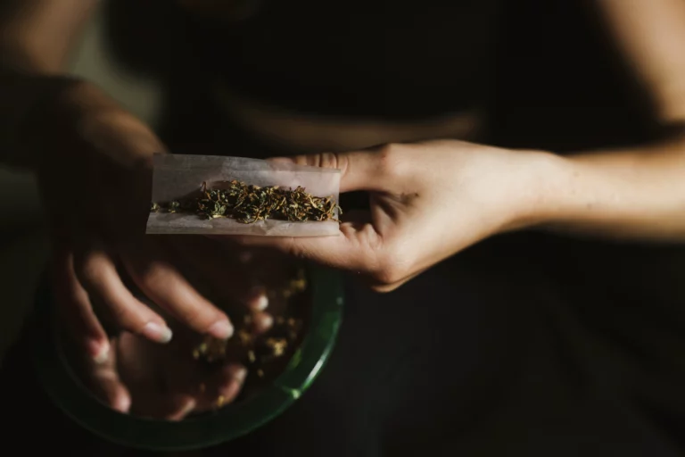 Ein Joint wird gerollt – Symbolbild für Cannabiskonsum und Cannabisabhängigkeit. Erfahren Sie, wie Sie eine Cannabis Sucht erkennen und Hilfe finden.